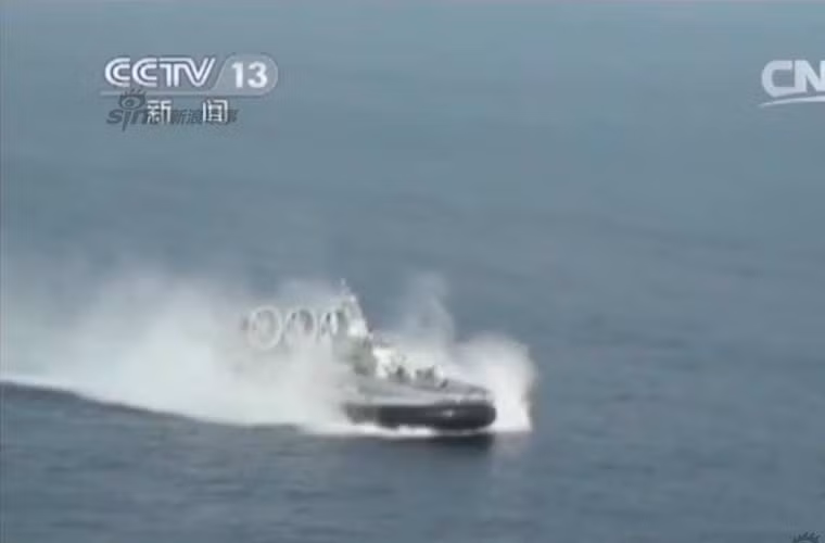 Đặc biệt, tàu đổ bộ đệm khí khổng lồ Zubr mà Trung Quốc mua từ Ukraine cũng tham dự cuộc tập trận này. Đây được xem là tàu đổ bộ đệm khí lớn nhất thế giới, có khả năng chở số lượng lớn vũ khí khí tài cùng binh sĩ, tốc độ hành trình gần như là nhanh nhất trong thế giới tàu chiến.