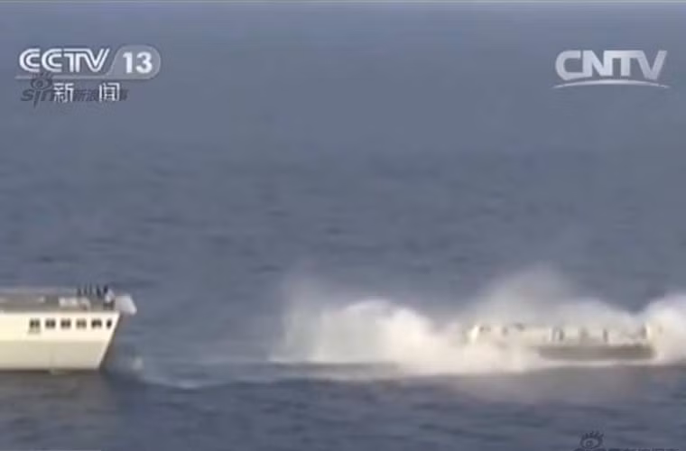 Tàu đổ bộ đệm khí cỡ nhỏ Type 726 rời tàu đổ bộ lớn Type 071.