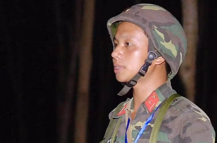 Trung đội trưởng nhắc lại phần lý thuyết và phổ biến kế hoạch huấn luyện đêm.