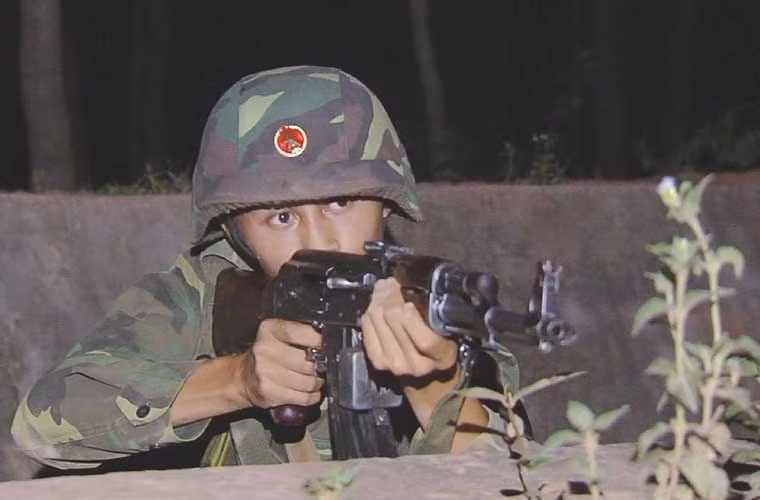 Căng mắt quan sát hành động của địch, sẵn sàng tiêu diệt, làm chủ khu vực được đảm nhiệm.