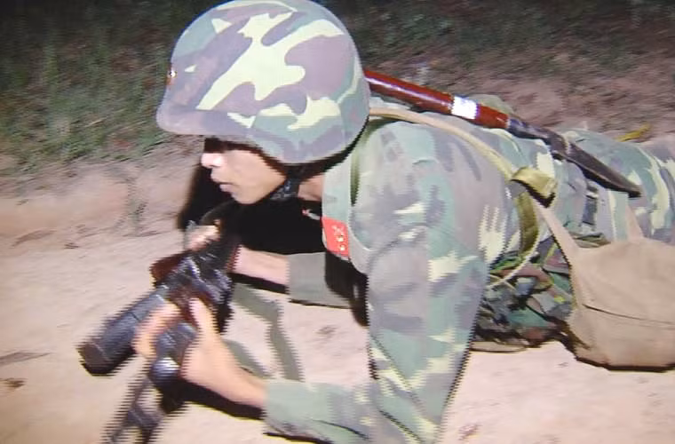 Khi gần địch, các chiến sĩ bò thấp, bí mật tiếp cận mục tiêu.