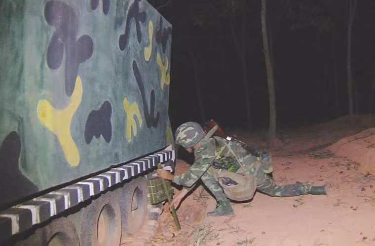 Đặt bọc phá khối, đánh xe tăng, xe bọc thép địch.