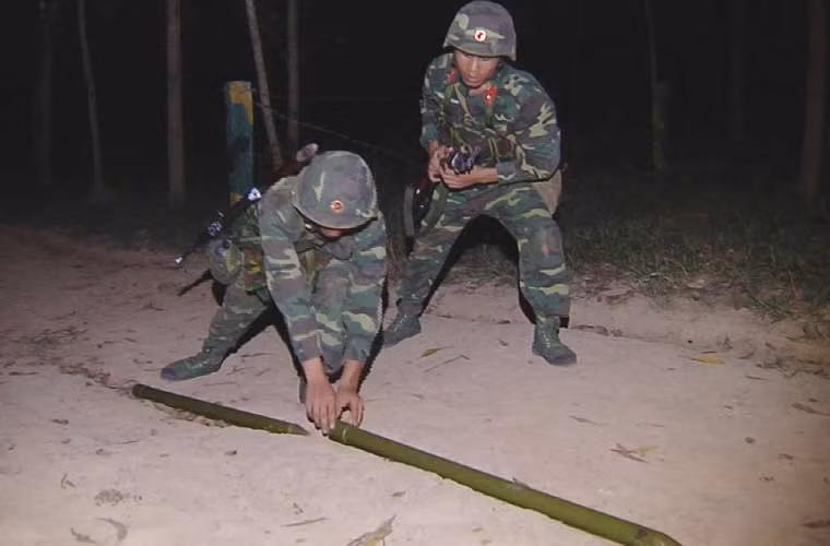 Điểm hỏa, chuẩn bị rút về phía sau.