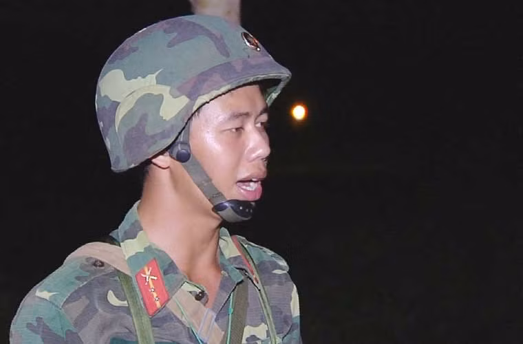 Trung đội trưởng luôn đúng ở một điểm dễ quan sát để ghi nhớ ưu điểm và khiếm khuyết trong hành động của mỗi chiến sĩ, làm cơ sở để rút kinh nghiệp cho các lần tập tiếp theo hiệu quả hơn.