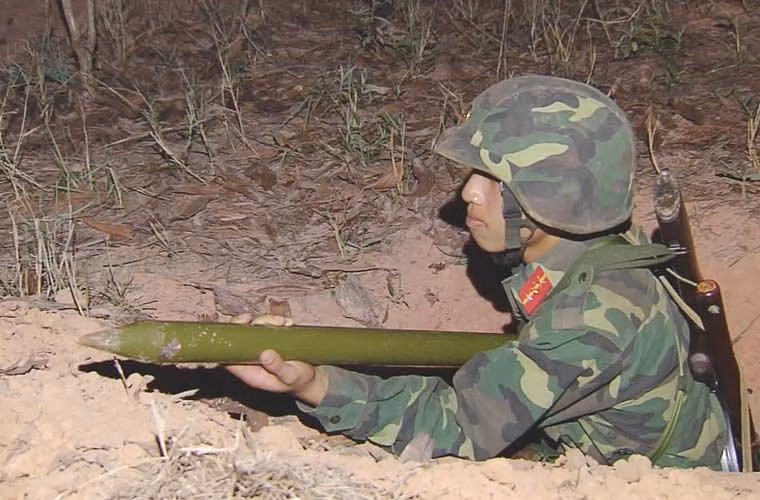 Các chiến sĩ phía sau sẵn sàng ôm bọc phá lao lên cửa mở.