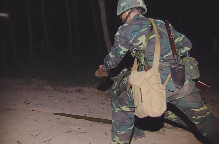 Chiến sĩ đầu tiên trong tổ mở cửa mở bằng bọc phá liên tục đã đặt được lượng nổ dài vào hàng rào.