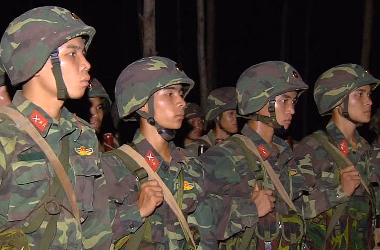 Tuy nhiên, với phương châm huấn luyện: “Cơ bản, thiết thực, vững chắc”, những năm qua, chất lượng huấn luyện đội ngũ chiến thuật cấp tổ, tiểu đội trong đêm tối của Sư đoàn 325 (Quân đoàn 2) đã nâng lên đáng kể nhờ đổi mới hính thức, biện pháp, trong đó đặc biệt là huấn luyện sát với tình huống tác chiến. Ảnh: Các chiến sĩ chăm chú lắng nghe và quán triệt các quy định trong huấn luyện.