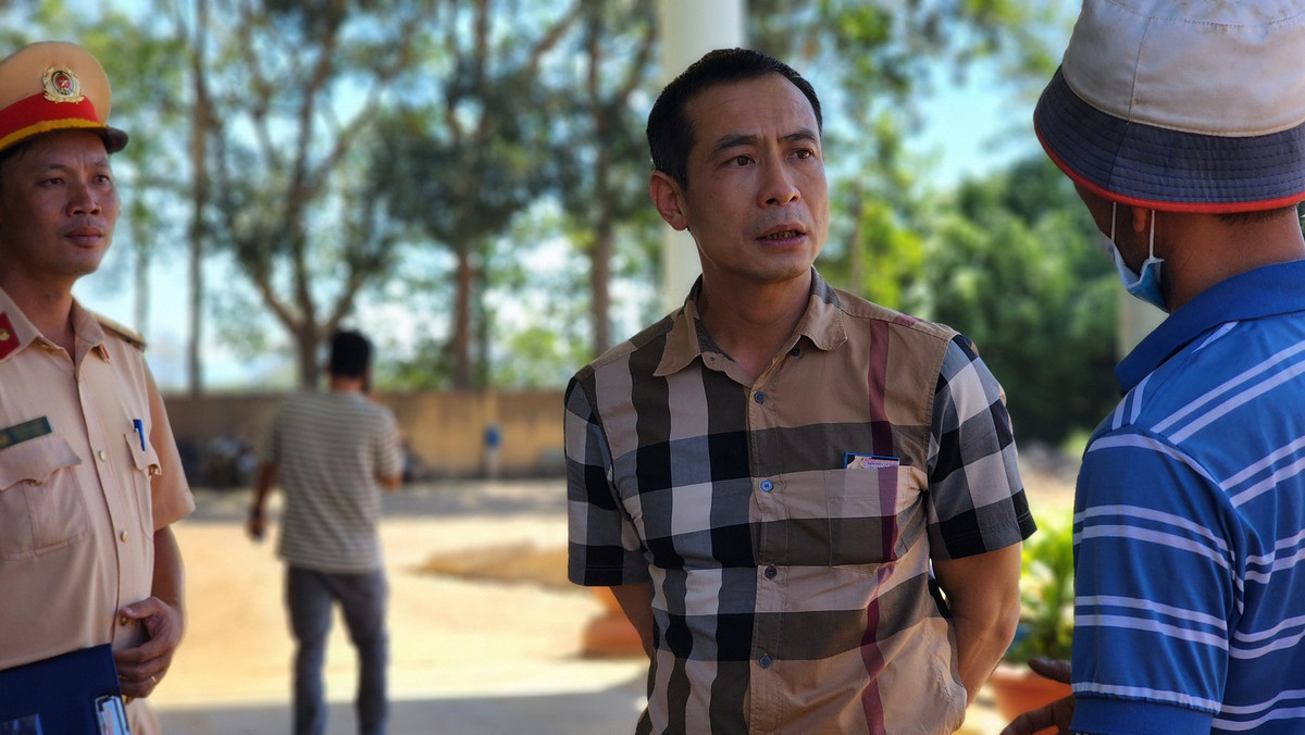 PGĐ Công an Đắk Lắk trực tiếp chỉ đạo xử lý xe quá tải - Hình 5 PGD Cong an Dak Lak truc tiep chi dao xu ly xe qua tai-Hinh-5