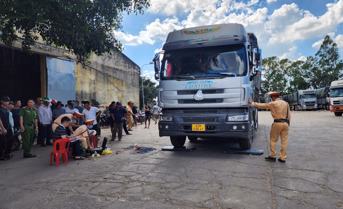 PGD Cong an Dak Lak truc tiep chi dao xu ly xe qua tai-Hinh-4