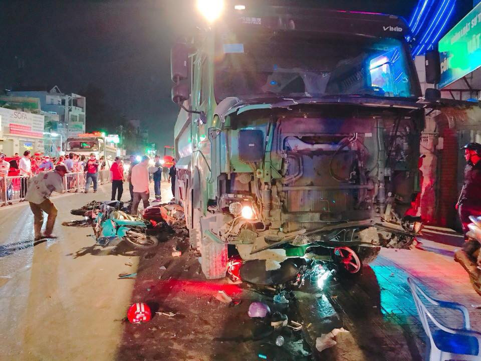 Hiện trường tai nạn giao thông kinh hoàng, đầu chiếc xe tải nát bấy, trong khi dưới gầm, bên cạnh xe la liệt các phương tiện và đồ dùng của nạn nhân.