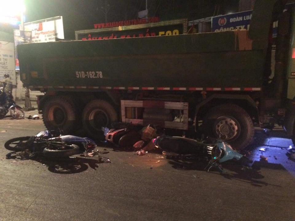 Khoảng 22h45 đêm qua, xe ben mang BKS 51D-16278 lưu thông trên đường Phan Văn Trị hướng từ quận Gò Vấp về quận Bình Thạnh, khi tới giao lộ với đường Nguyễn Thái Sơn khoảng 300 mét (quận Gò Vấp) thì bất ngờ mất lái tông vào giải phân cách, lao vào hướng đường Phan Văn Trị đâm hàng loạt xe máy, gây ra vụ tai nạn giao thông khủng khiếp.