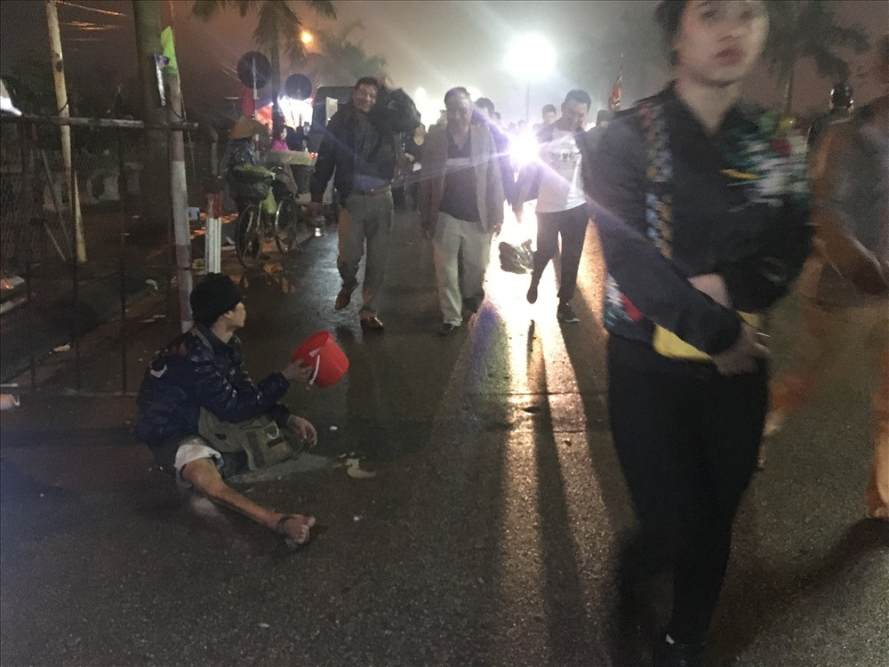 Thế nhưng đối với nhiều người dân Nam Định, những người thường xuyên về Đền Trần mỗi dịp đầu xuân năm mới, thì đây không còn là hình ảnh xa lạ. Theo họ, chuyện ăn xin la liệt trên đường vào đền vốn có từ lâu.