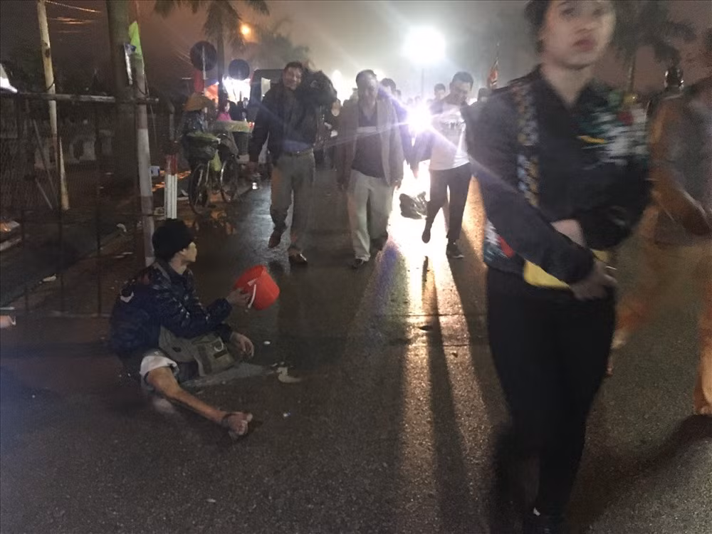 Thế nhưng đối với nhiều người dân Nam Định, những người thường xuyên về Đền Trần mỗi dịp đầu xuân năm mới, thì đây không còn là hình ảnh xa lạ. Theo họ, chuyện ăn xin la liệt trên đường vào đền vốn có từ lâu.