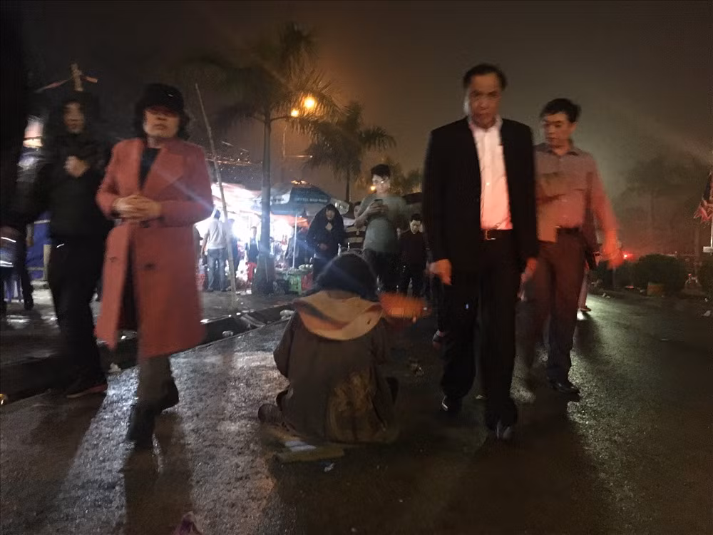 Khi phóng viên báo Lao Động tiếp cận một người phụ nữ bế con ngồi lay lắt bên đường, phát hiện phóng viên sử dụng máy ghi hình, người phụ nữ lập tức thả đứa trẻ xuống, cầm chiếc chai ném trực diện về phía phóng viên. Thay cho hình ảnh kham khổ trước đó, chị ta chửi mắng và đuổi đánh phóng viên. Nhiều du khách tròn mắt ngạc nhiên.