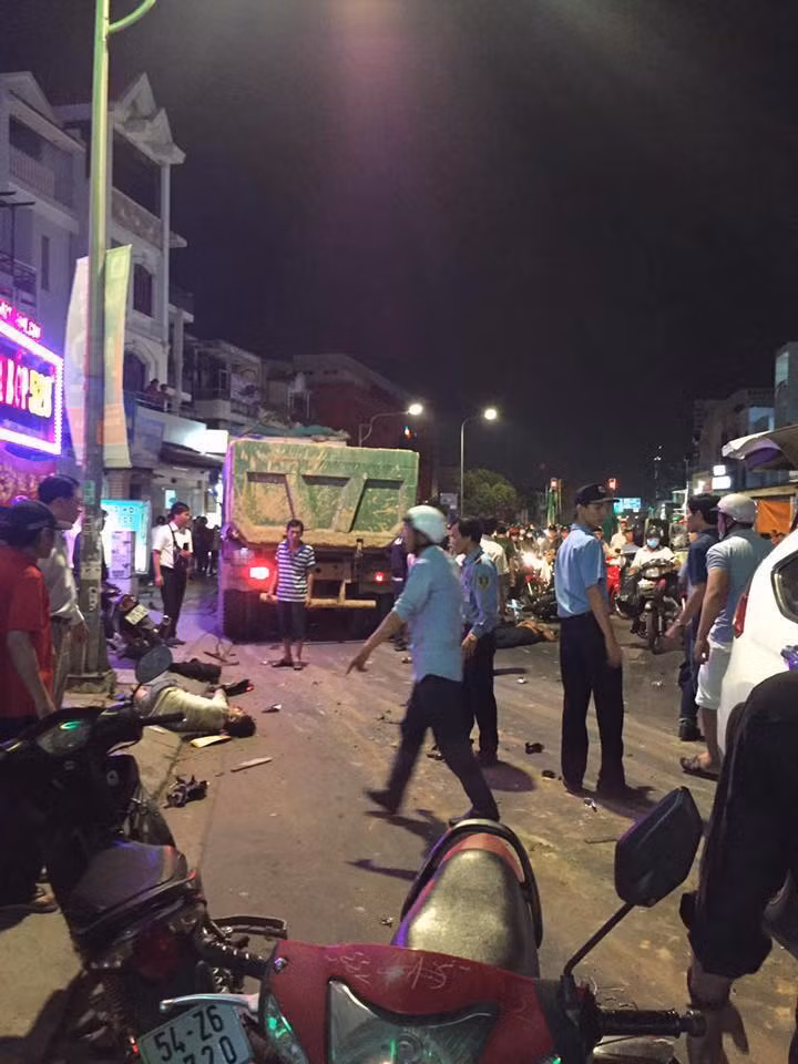 Cho tới thời điểm này, vụ tai nạn thảm khốc khiến 6 người bị thương.