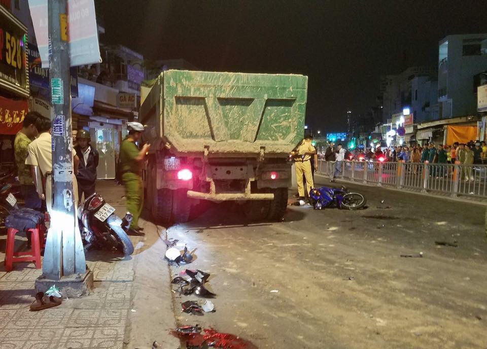 Sau khi gây ra vụ tai nạn tông xe kinh hoàng, tài xế chiếc xe ben đã nhanh chân rời khỏi hiện trường.