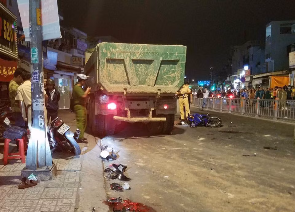 Sau khi gây ra vụ tai nạn tông xe kinh hoàng, tài xế chiếc xe ben đã nhanh chân rời khỏi hiện trường.