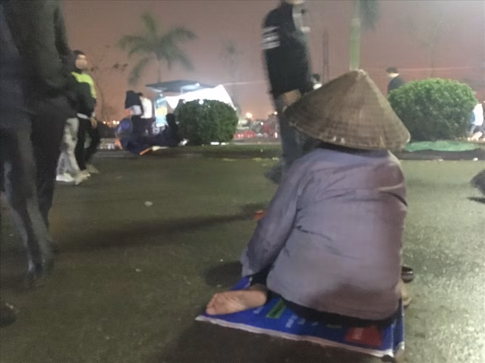 Hàng chục người từ già đến trẻ, từ lành lặn đến tật nguyền nằm la liệt trên đoạn đường nối từ chùa Phổ Minh đến Đền Trần (phường Lộc Vượng, TP.Nam Định). Hình ảnh này khiến nhiều du khách thương xót, họ nhanh chóng mở “hầu bao” để giúp đỡ nhưng người hành khất.