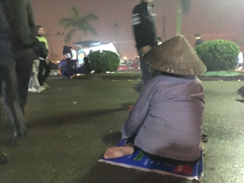 Hàng chục người từ già đến trẻ, từ lành lặn đến tật nguyền nằm la liệt trên đoạn đường nối từ chùa Phổ Minh đến Đền Trần (phường Lộc Vượng, TP.Nam Định). Hình ảnh này khiến nhiều du khách thương xót, họ nhanh chóng mở “hầu bao” để giúp đỡ nhưng người hành khất.