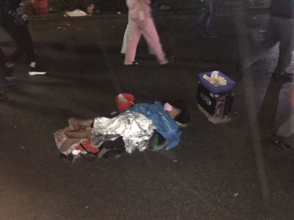 Người ăn xin nằm la liệt tại các cung đường dẫn tới Đền Trần.