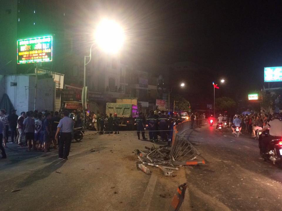 Vụ tai nạn đã khiến người dân sống xunh quang một phen hoảng sợ.