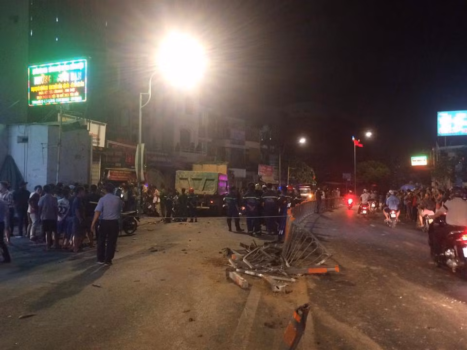 Vụ tai nạn đã khiến người dân sống xunh quang một phen hoảng sợ.