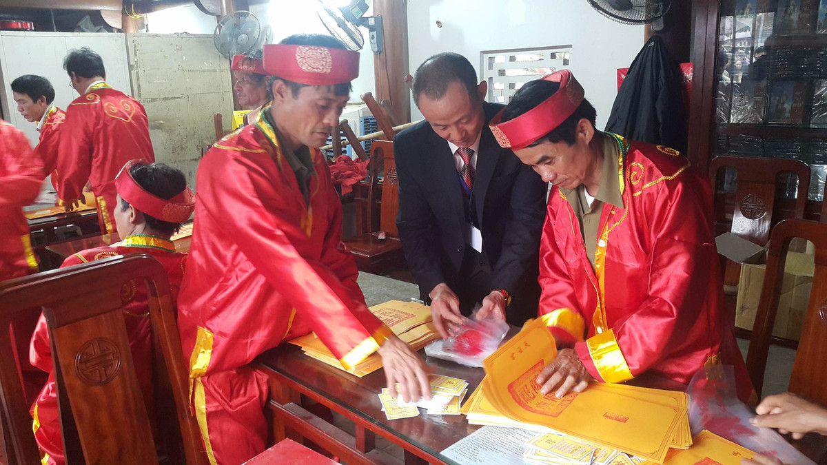 Mỗi người được phát với số lượng từ 2-3 ấn.