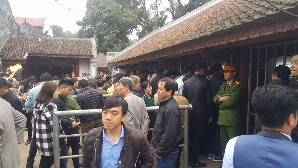 Theo Ban Tổ chức, số lượng ấn phát ra sẽ không hạn chế và phục vụ tối đa nhu cầu của người dân đến hết tháng Giêng, do đó, người dân không cần phải tranh giành để có được ấn. Đây có lẽ là lý do khiến lượng du khách trong ngày đầu phát ấn giảm so với mọi năm.