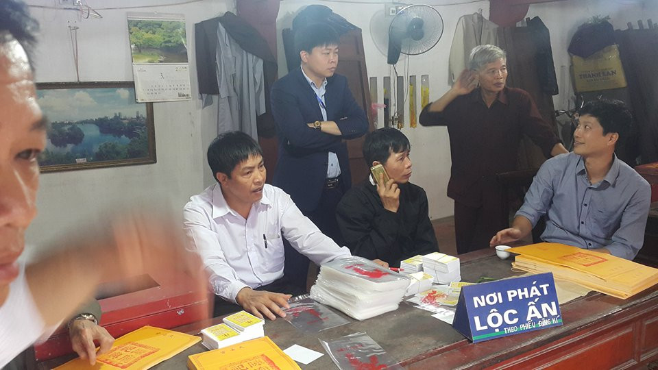 Mỗi chiếc ấn của Ban tổ chức được phát (bán) với giá 20.000 đồng cũng có thể hơn tùy từng người đưa tiền. Tiền được cho vào hòm công đức lộc ấn.