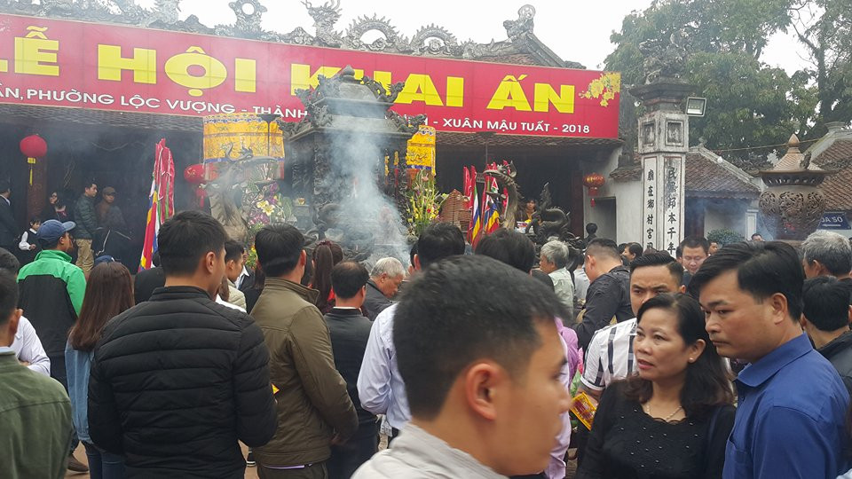 So với không khí trước giờ vào lễ đêm qua, sáng nay ở đền Trần “dễ thở” hơn nhiều. Theo PV Kiến Thức, ước tính khoảng 1 vạn người đã đổ về đền Trần suốt đêm qua để vào lễ và “cướp lộc”.