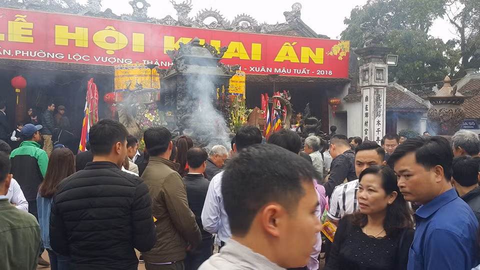 So với không khí trước giờ vào lễ đêm qua, sáng nay ở đền Trần “dễ thở” hơn nhiều. Theo PV Kiến Thức, ước tính khoảng 1 vạn người đã đổ về đền Trần suốt đêm qua để vào lễ và “cướp lộc”.