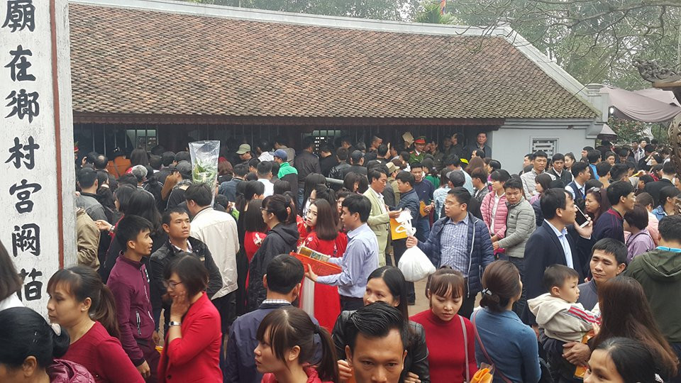 Từ 5h sáng nay 2/3 (tức 15 tháng Giêng âm lịch), lễ phát ấn đền Trần chính thức bắt đầu tại khu di tích đền Trần (phường Lộc Vượng, thành phố Nam Định) thu hút hàng vạn du khách thập phương về đây xin ấn. Ghi nhận của Kiến Thức lúc 5-6 giờ sáng tuy du khách có đông nhưng chỉ ùn ứ nhẹ và không quá hỗn loạn, đến 7-8h sáng thì vãn hẳn.