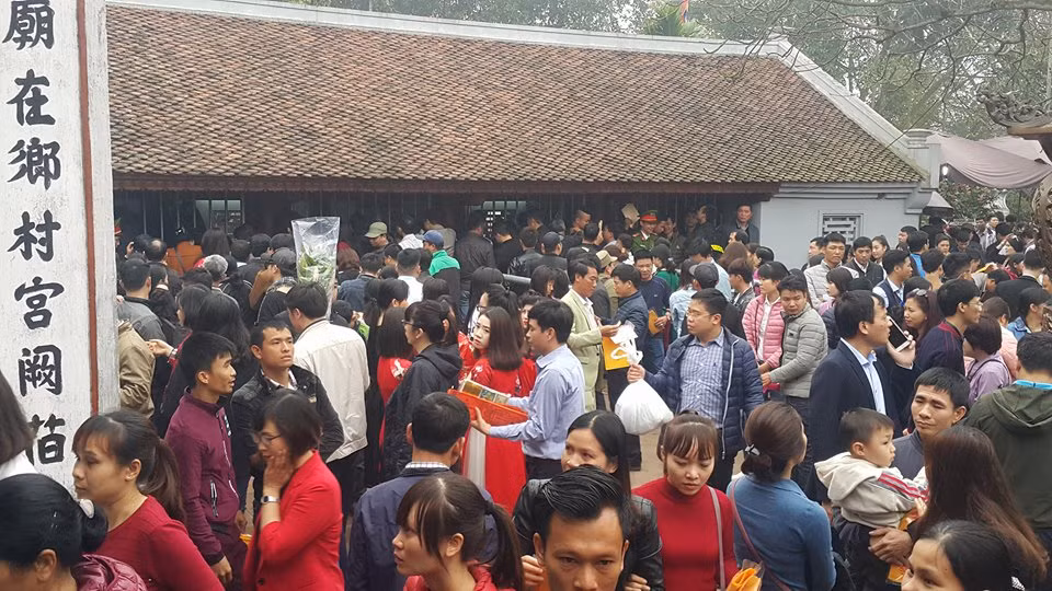 Từ 5h sáng nay 2/3 (tức 15 tháng Giêng âm lịch), lễ phát ấn đền Trần chính thức bắt đầu tại khu di tích đền Trần (phường Lộc Vượng, thành phố Nam Định) thu hút hàng vạn du khách thập phương về đây xin ấn. Ghi nhận của Kiến Thức lúc 5-6 giờ sáng tuy du khách có đông nhưng chỉ ùn ứ nhẹ và không quá hỗn loạn, đến 7-8h sáng thì vãn hẳn.