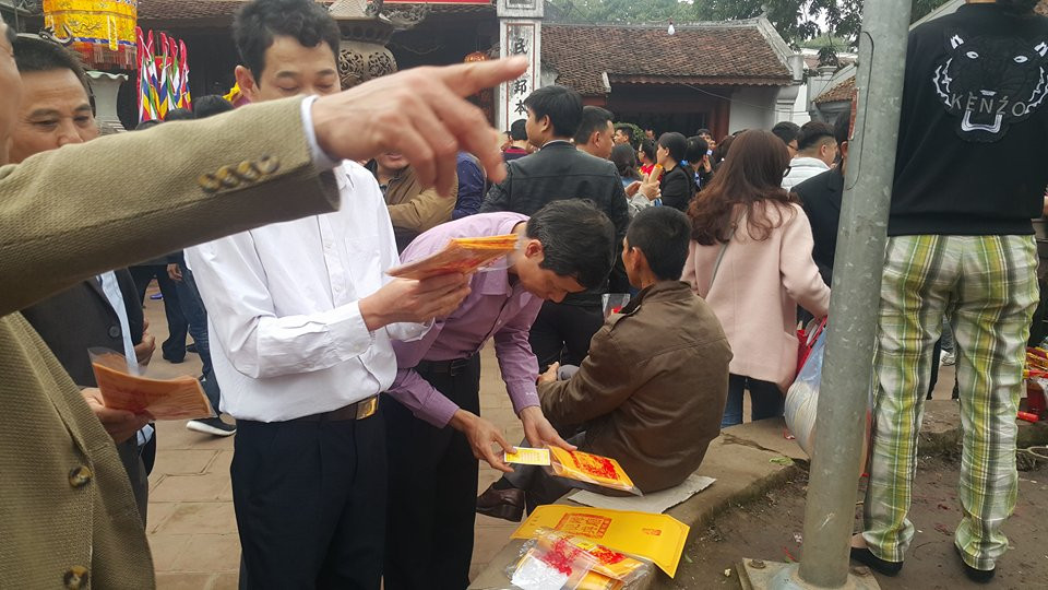 Theo quan niệm, ấn đền Trần sẽ mang lại cho mọi người may mắn, hy vọng thăng quan tiến chức. Nên hàng nghìn người cố gắng xin được ấn đầu năm để cầu tài lộc, may mắn.