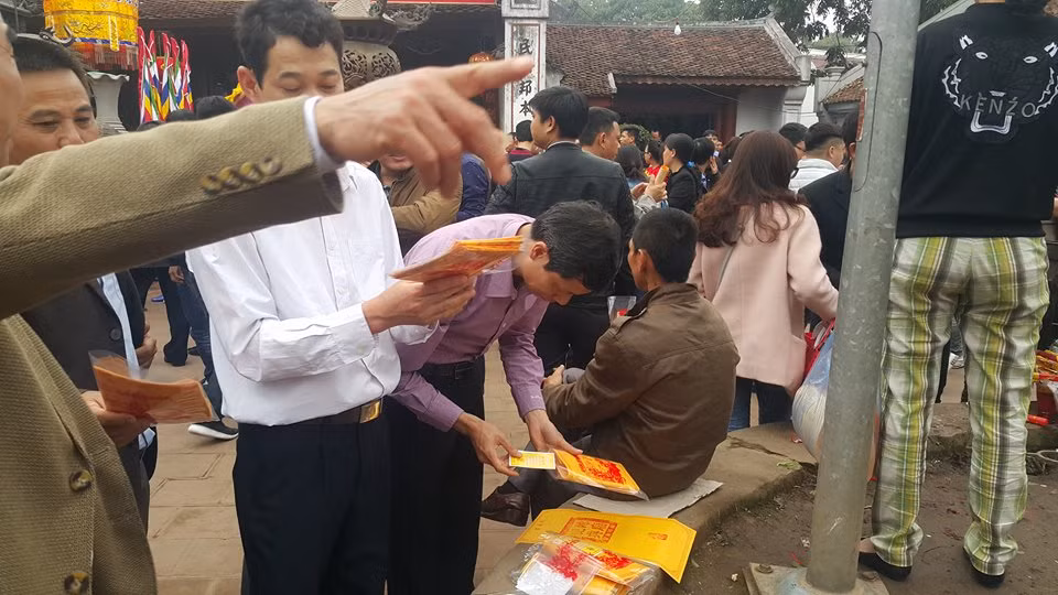 Theo quan niệm, ấn đền Trần sẽ mang lại cho mọi người may mắn, hy vọng thăng quan tiến chức. Nên hàng nghìn người cố gắng xin được ấn đầu năm để cầu tài lộc, may mắn.