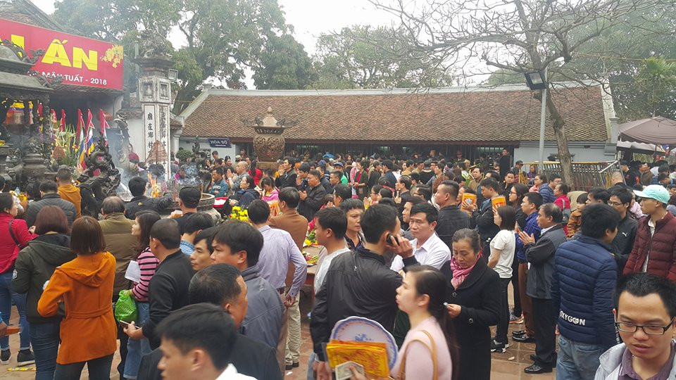 Sau khi xin được ấn, người dân bắt đầu hành lễ tại các đền trong khu di tích đền Trần.