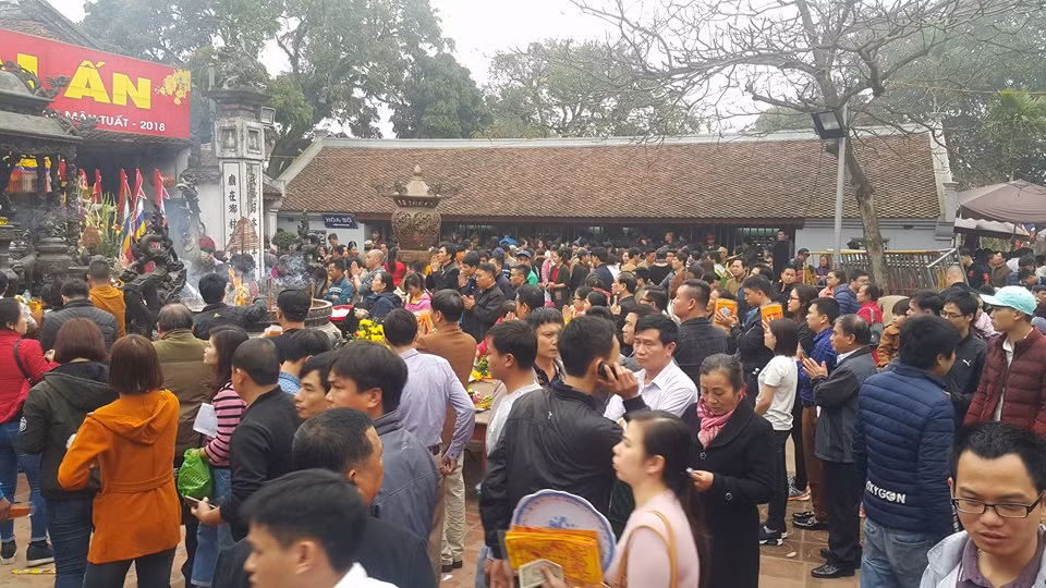 Sau khi xin được ấn, người dân bắt đầu hành lễ tại các đền trong khu di tích đền Trần.