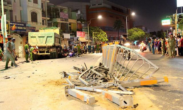 Lực lượng cứu hộ cứu nạn thuộc Cảnh sát PCCC TP HCM đã được huy động để giải cứu những người bị kẹt dưới gầm xe ben ra ngoài, chuyển khẩn cấp vào bệnh viện cấp cứu.