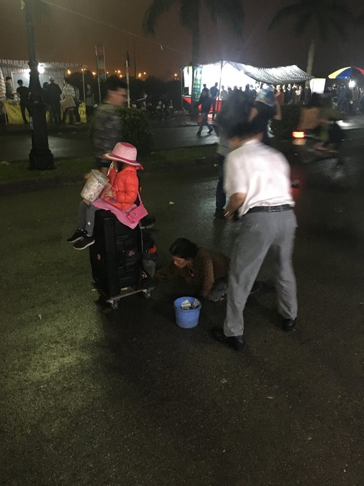 Hoạt động này không chỉ gây mất mỹ quan, cản trở giao thông mà còn ảnh hưởng tới tâm lí du khách hành hương.