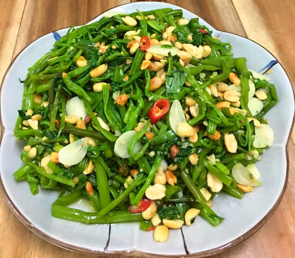 Món nộm rau muống có vị chua ngọt vừa ăn, giòn dai sẽ rất hợp trong những bữa cơm ngày hè nóng.