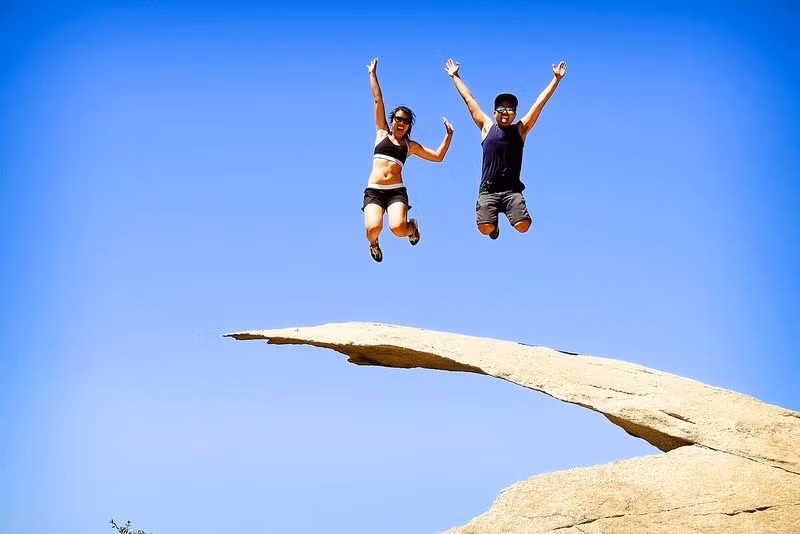 Nằm cách trung tâm thành phố Sandiego (California, Mỹ) khoảng 50 km, mỏm đá sống ảo mỗi ngày chào đón hàng trăm lượt du khách đến tham quan, chụp ảnh.