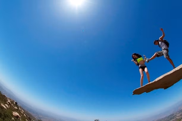 Đa số du khách là thanh niên ưa thích mạo hiểm và check-in ở những địa điểm ấn tượng. Họ không ngại leo núi trong 5 tiếng để có được tấm hình yêu thích.