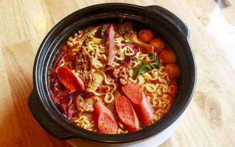 Mì cay thu hút giới trẻ với màu sắc đỏ bắt mắt của nước dùng, màu vàng của những sợi mì, rau và hải sản.