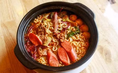 Mì cay thu hút giới trẻ với màu sắc đỏ bắt mắt của nước dùng, màu vàng của những sợi mì, rau và hải sản.