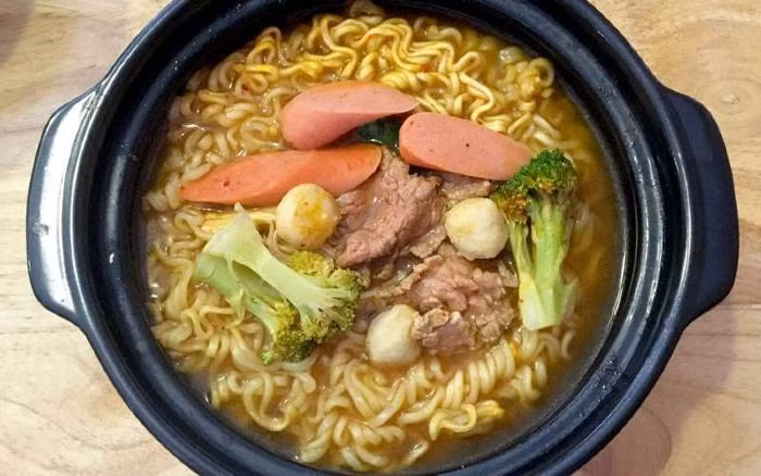 Món mì này đơn giản với nước lèo có vị kim chi, mì tôm cùng các nguyên vật liệu ăn kèm như thịt, hải sản, xúc xúc, bò viên, nấm...