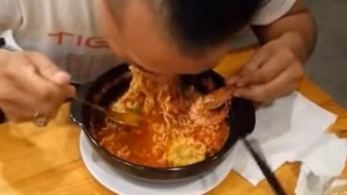 Khi đến Việt Nam, món mì cay được chia ra nhiều cấp độ từ 1-7 để có thể phù hợp với khả năng ăn cay của từng người. Mức cay ở cấp độ 2 được nhiều người chọn ăn nhất, song cấp độ 7 thì chưa ai có khả năng chinh phục được.