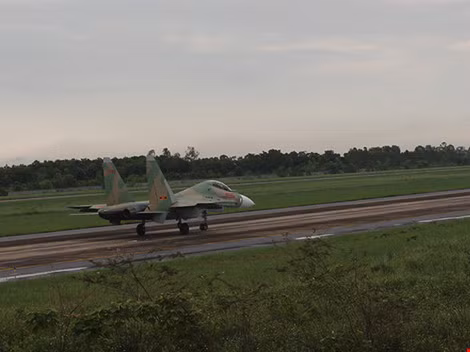 Su30-MK2 chuẩn bị cất cánh