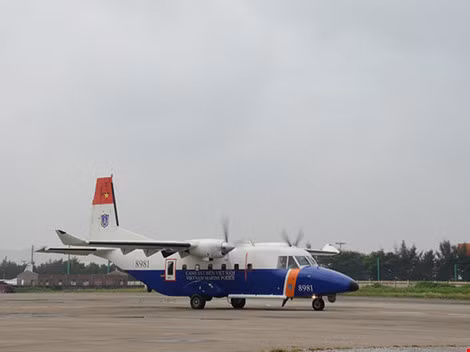 Casa 212 lăn trên đường băng chuẩn bị cất cánh