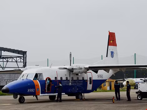 Lực lượng kỹ thuật Lữ đoàn 918 kiểm tra tình trạng kỹ thuật máy bay