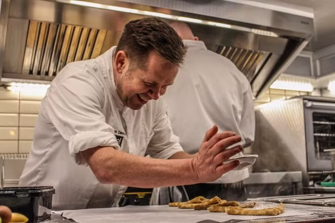 Hỏi giá món đặc biệt: Luôn hỏi giá khi bạn được phục vụ gợi ý món đặc biệt của nhà hàng, vì những món này thường khá đắt và sẽ khiến hóa đơn của bạn đội lên nhiều so với dự tính.